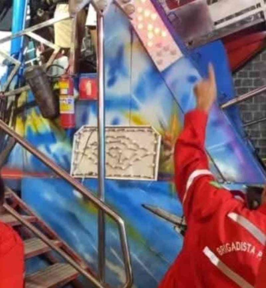 Bombeiros vistoriam brinquedo em parque de diversões na Festa de São Benedito