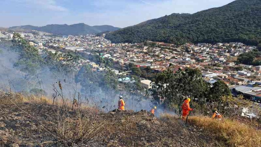 Bombeiros combatem incêndio de grandes proporções perto da Fepasa