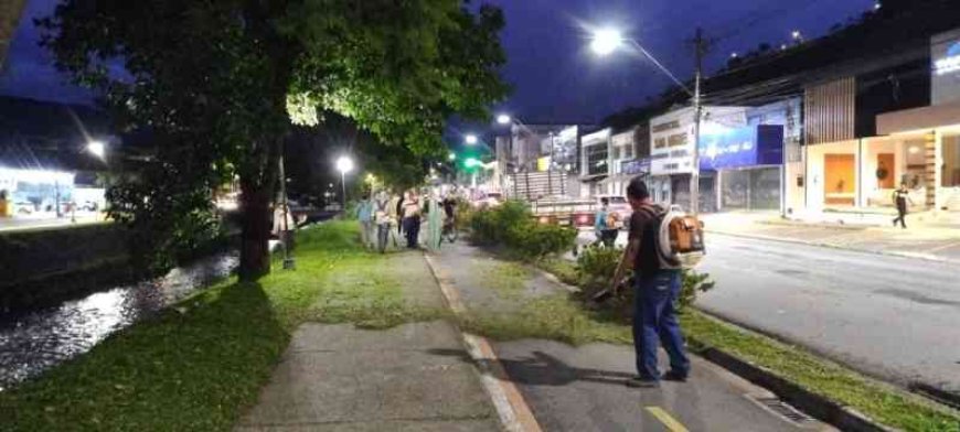 Prefeitura inicia corte noturno de vegetação em Poços