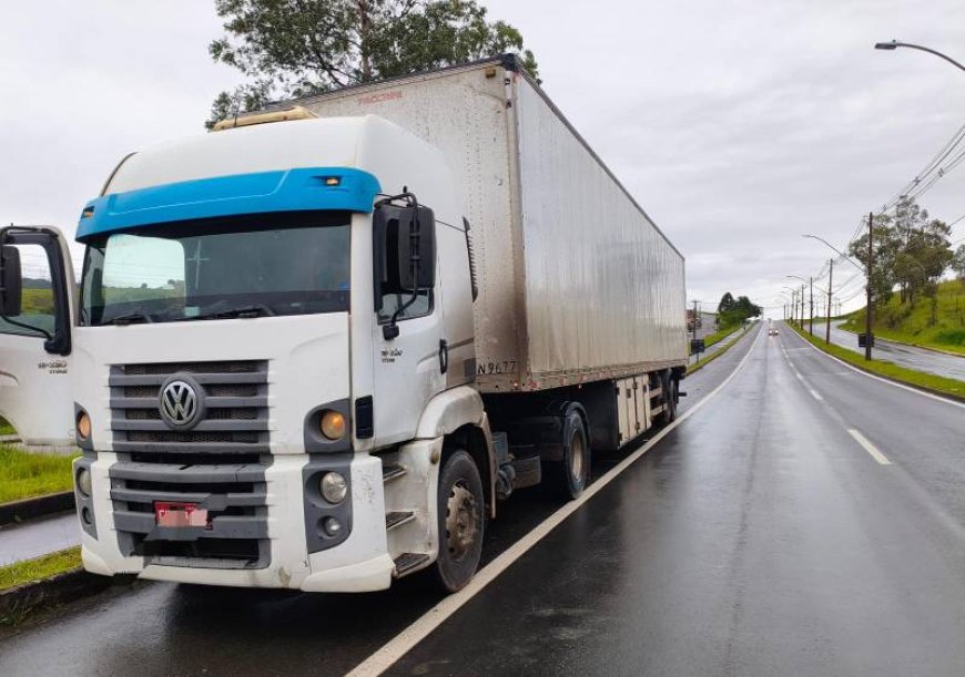 Carreta com 125 multas e licenciamento atrasado é apreendida em Poços