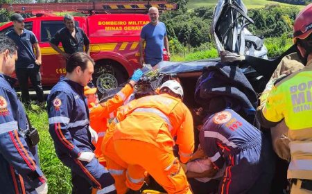 Carro capota na BR-267 e motorista fica presa às ferragens