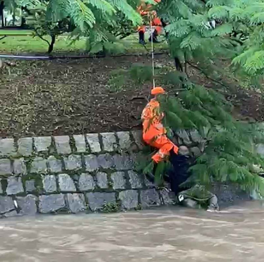 Bombeiros resgatam idoso ilhado em forte correnteza no Ribeirão da Serra