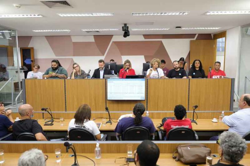 Servidores da educação de Minas cobram recomposição salarial de 41,83%