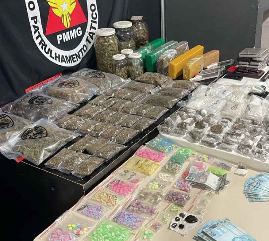 PM apreende drogas e R$ 26 mil em operação contra delivery em Poços