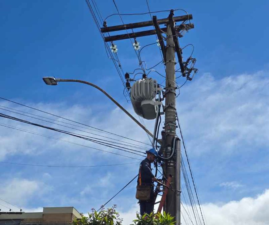 Mutirão retira duas toneladas de cabos irregulares do Centro de Poços