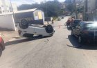 Motorista capota carro e atinge veículo estacionado no bairro Country Club