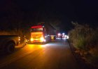 Caminhão tomba  e cai em ribanceira  de 50 metros na BR-146