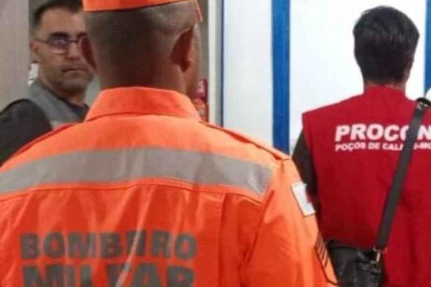 Operação autua quatro lojas de conveniência em Poços