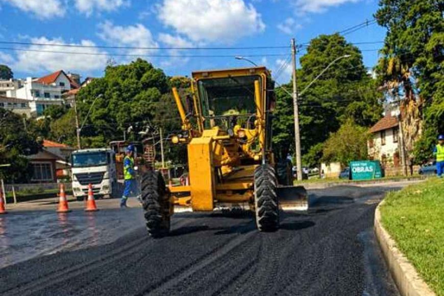 Prefeitura retoma asfaltamento da Avenida Santo Antônio