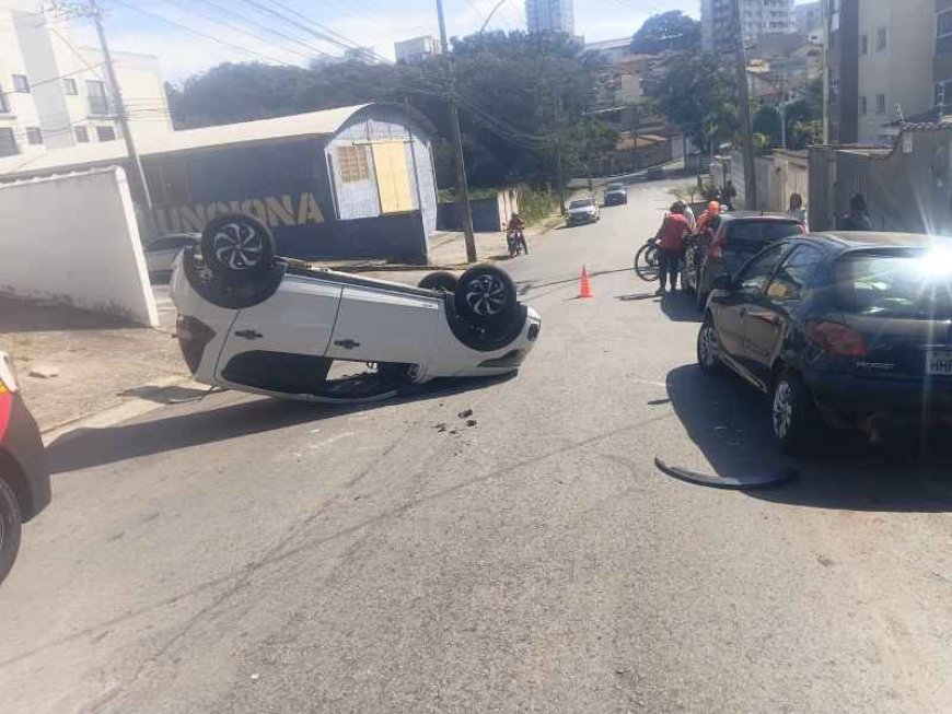 Motorista capota carro e atinge veículo estacionado no bairro Country Club
