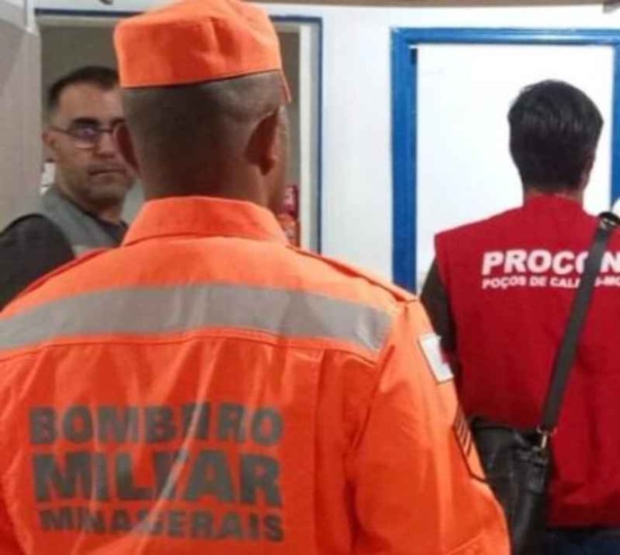 Operação autua quatro lojas de conveniência em Poços