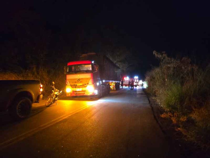 Caminhão tomba  e cai em ribanceira  de 50 metros na BR-146