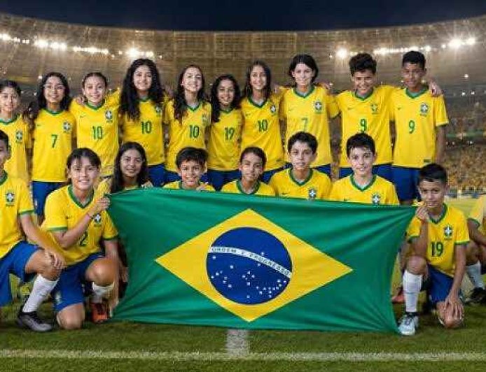 Escola municipal cria álbum de figurinhas com fotos dos próprios alunos