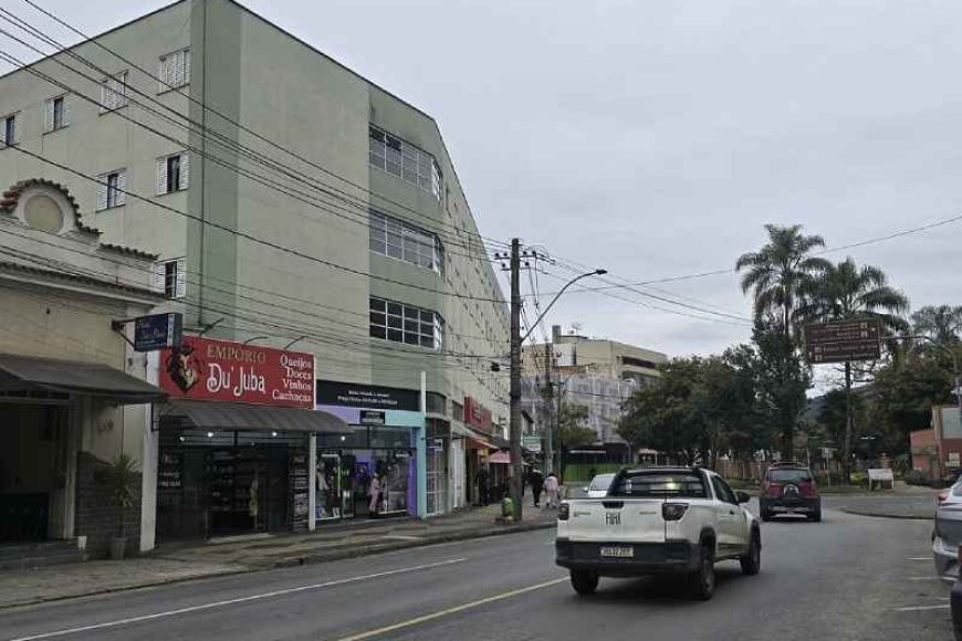 Começam obras de rede subterrânea na Rua Junqueiras