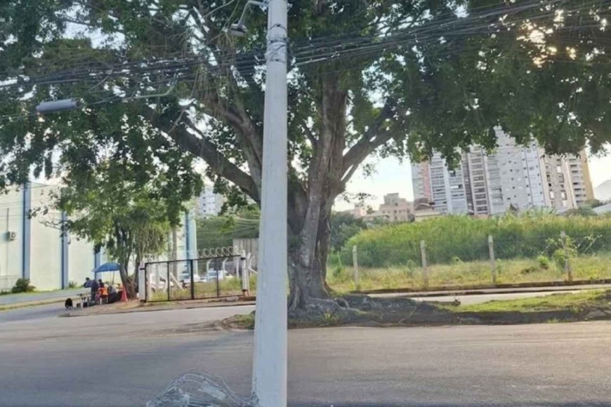 Carreta atinge poste e deixa mais de 5 mil sem energia em Poços