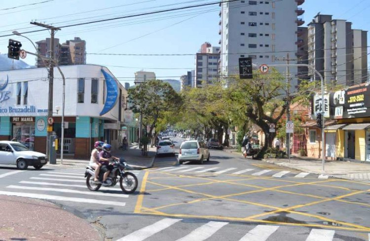 semáforos em esquina central - Jornal da Cidade