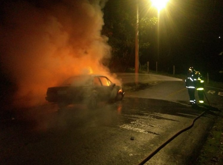 veículo pega fogo no bairro São José - Jornal da Cidade