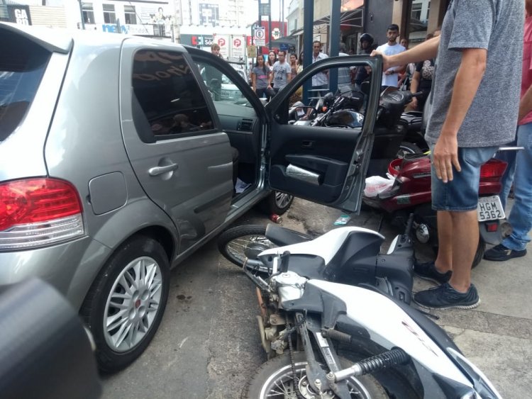casal briga dentro de carro e bate em motos - Jornal da Cidade